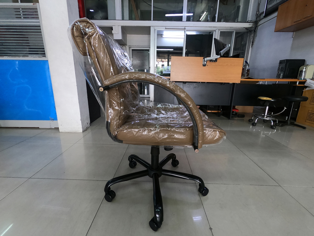 06052::MO-181C::An Elegant office chair with chrome plated base and gas-lift adjustable. Dimension (WxDxH) cm : 62x67x90