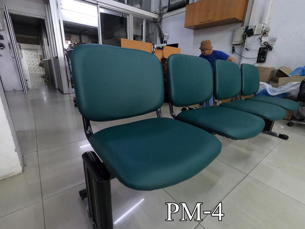 91081::PM-4::An Itoki row chair for 4 persons with PVC leather/cotton seat and painted base. Dimension (WxDxH) cm : 210x58x74