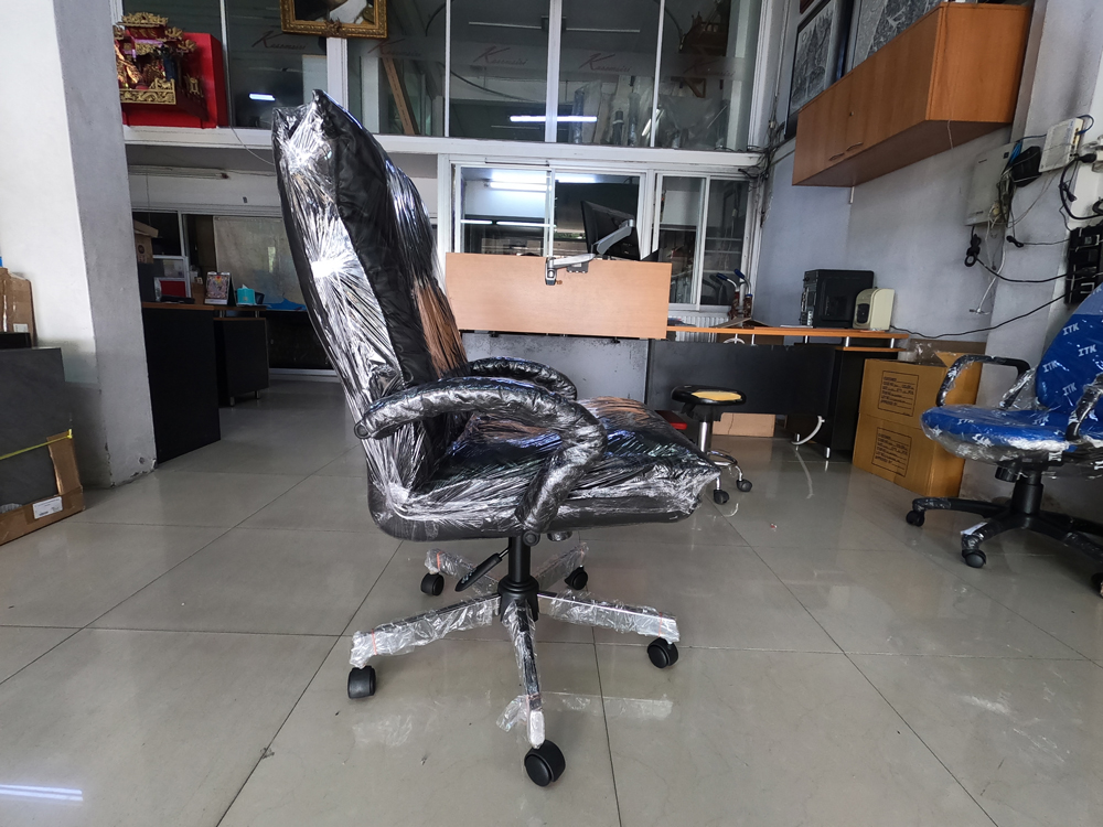 29075::SK018M-C::A Chawin office chair with PVC leather seat, tilting backrest and gas-lift adjustable. Dimension (WxDxH) cm : 62x57x100-110