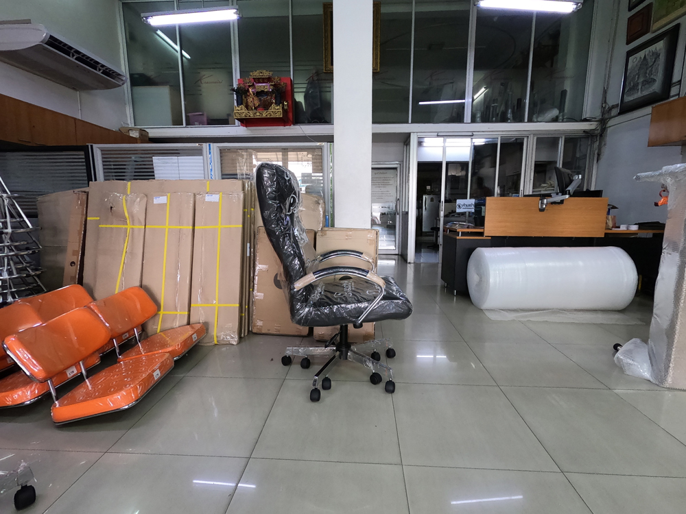 43068::SK026L-CC::A Chawin office chair with PVC leather seat, tilting backrest, chrome plated base and gas-lift adjustable. Dimension (WxDxH) cm : 68x80x115 CHAWIN Executive Chairs