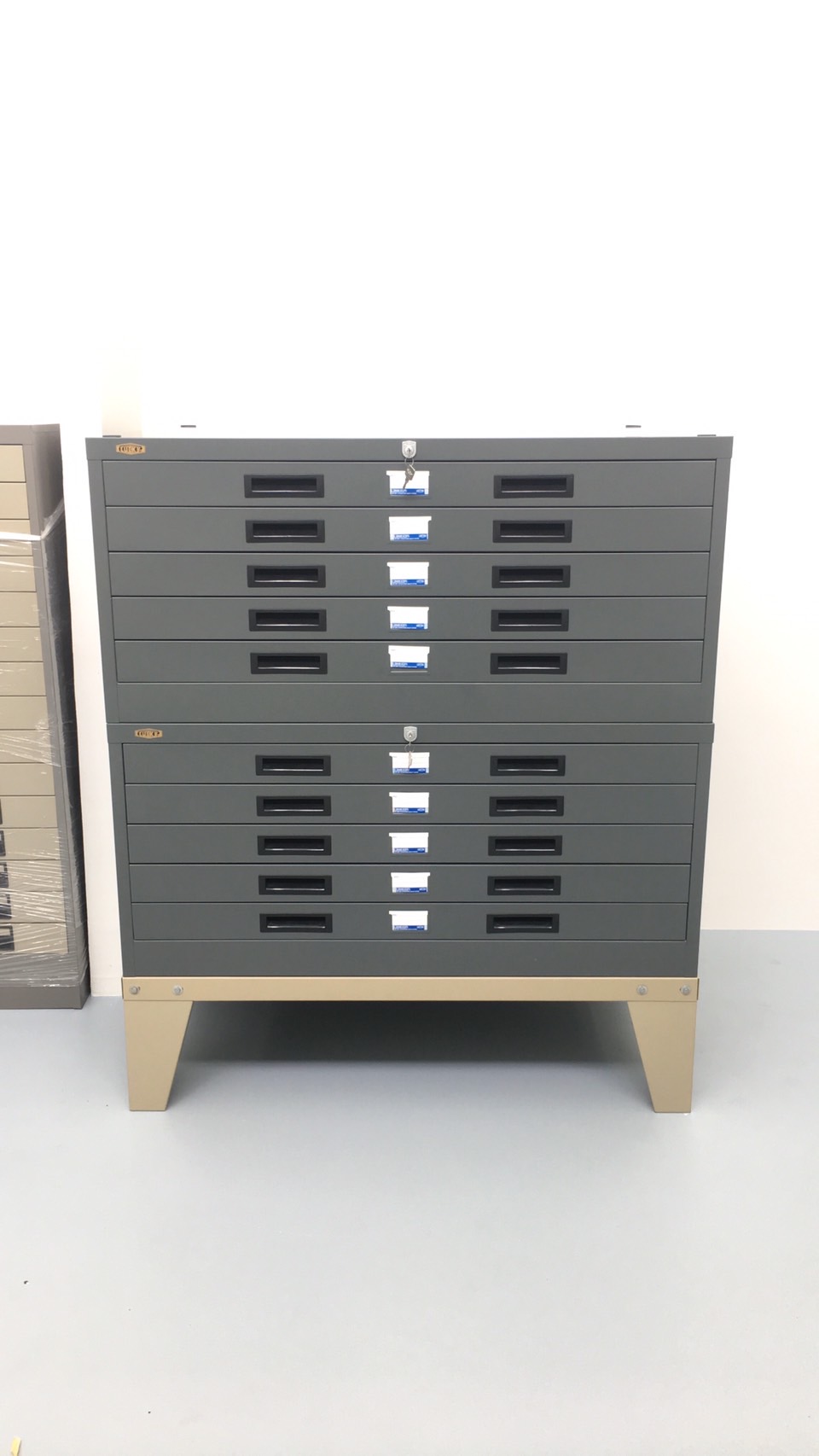 45051::D-4032-5048::A Lucky metal overlay cabinet with 5 drawers. Dimension (WxDxH) cm : 111.8x81.4x51/111.8x122x51 Metal Cabinets LUCKY Steel Cabinets