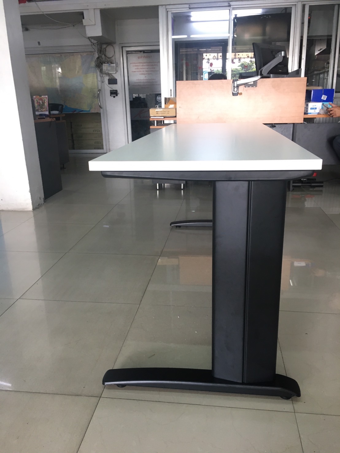 62012::2DC1850::A Mo-Tech melamine office table with particle topboard, keyboard shelf and height adjustable. Dimension (WxDxH) cm : 185x120x75. Available in 3 colors: Light Grey, Cherry-Dark Grey and Whitewood-Dark Grey MO-TECH Steel Tables