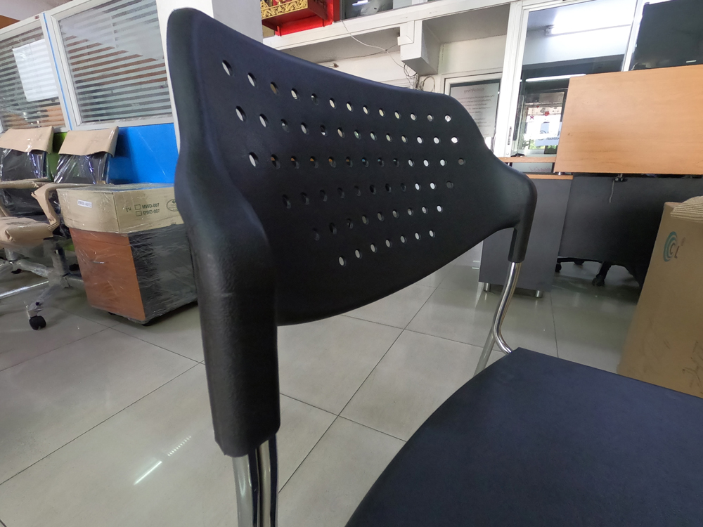 68065::VC-840::A VC modern chair with chrome base. Dimension (WxDxH) cm : 48x51x77 